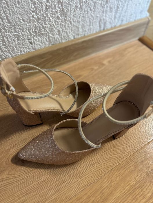 Блестящи обувки нови