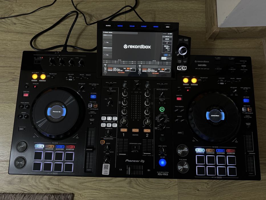 Consolă Pioneer RX3 + Flightcase UDG + 2x Stick Usb