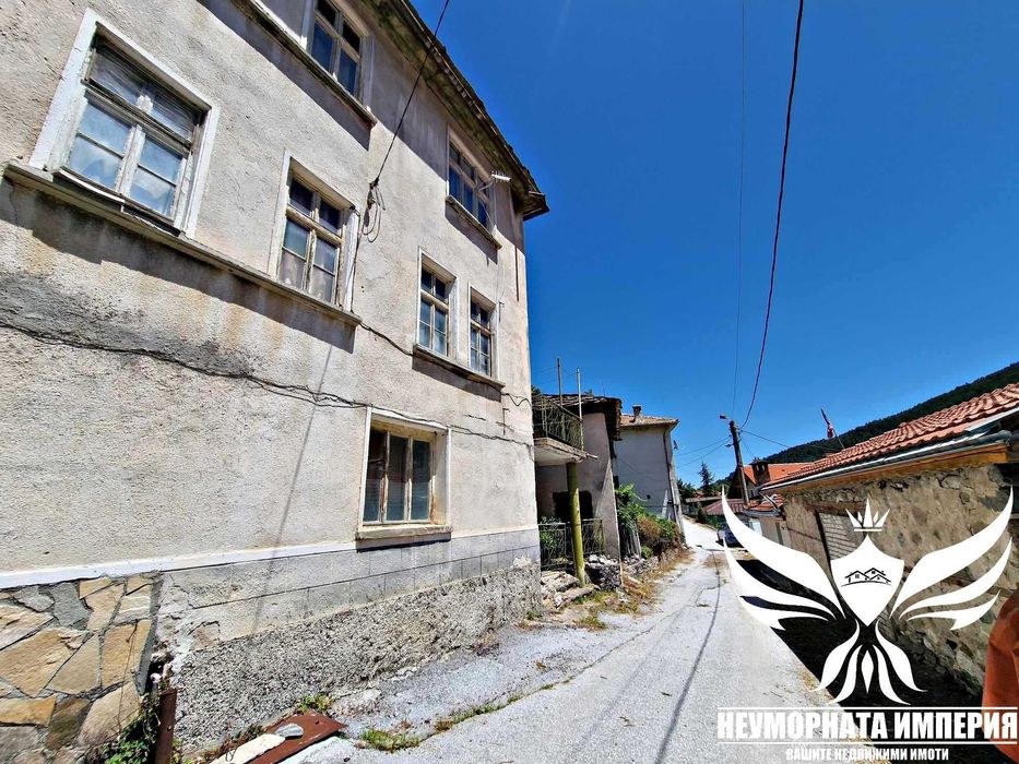 Триетажна къща с постройки 145РЗП с 194кв. в двор село Орехово