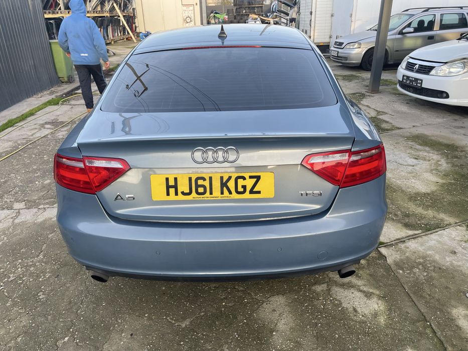 Bara fata cu spalatoare Audi A5