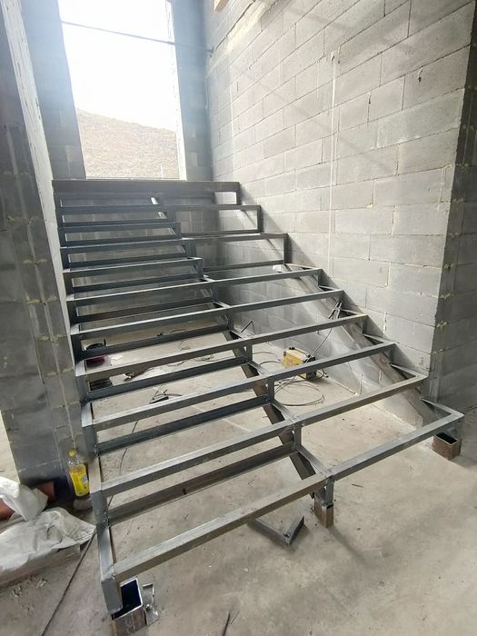 Изготовление дизайнерских лестниц