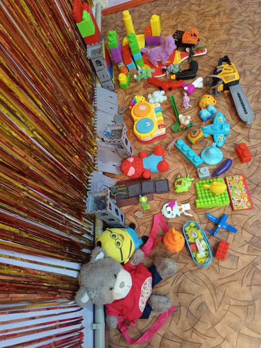 Продаются игрушки.