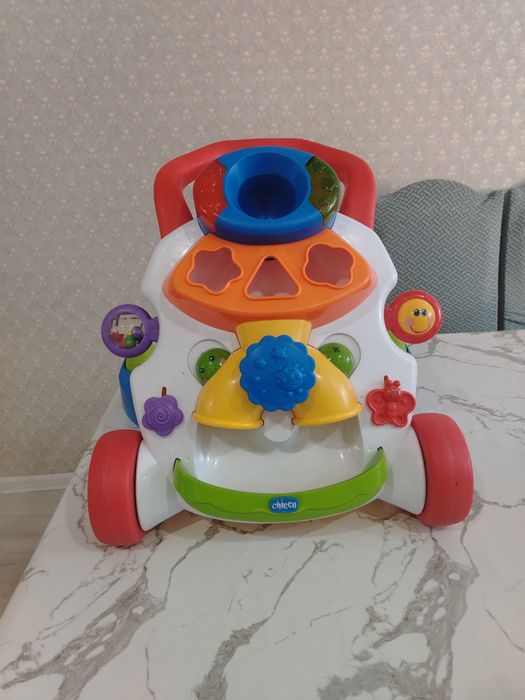 Продам детский толокар чикко