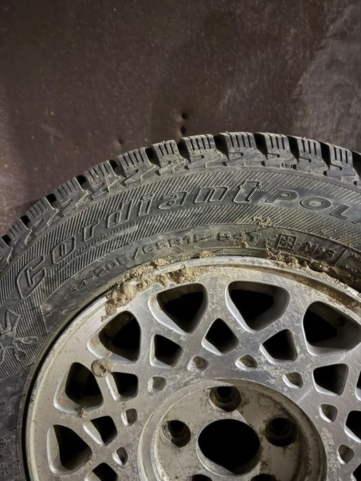 Продам комплект резины с шипами на дисках на 16