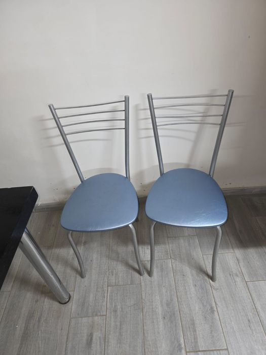 Стол и два стула