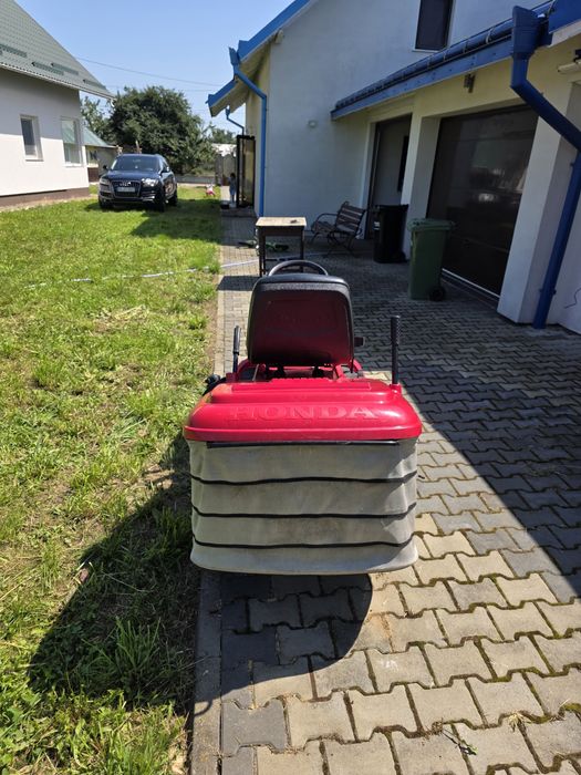 Vând masina de tuns iarba HONDA