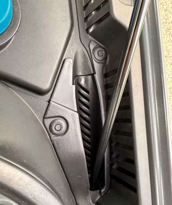 Цедки под капака за събиране на боклуци за Volvo XC60 Волво Хц60