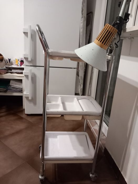 Професионална помощна количка с колела, бяла с метална конструкция