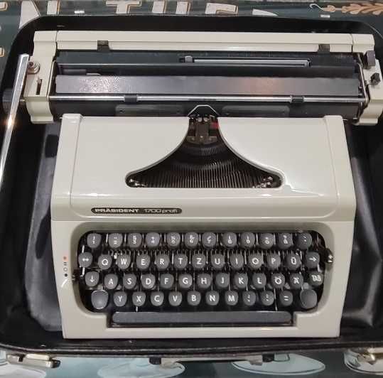 Пишеща машина с куфар