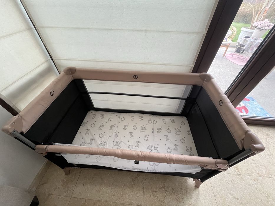 Moni Детска кошара Next Level + люлеещ механизъм + Rainy Бебешки хипоалергенен матрак