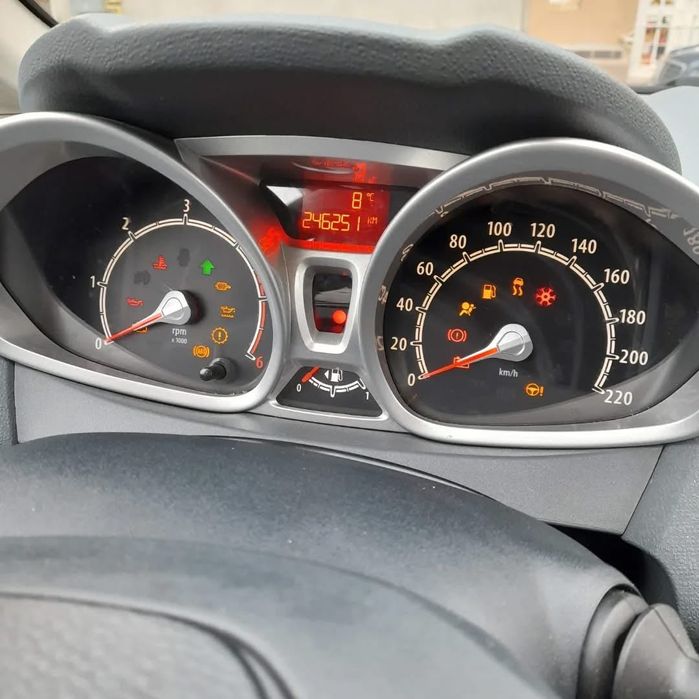 FORD FIESTA An 2011 euro5Pret 2750 e negociabil