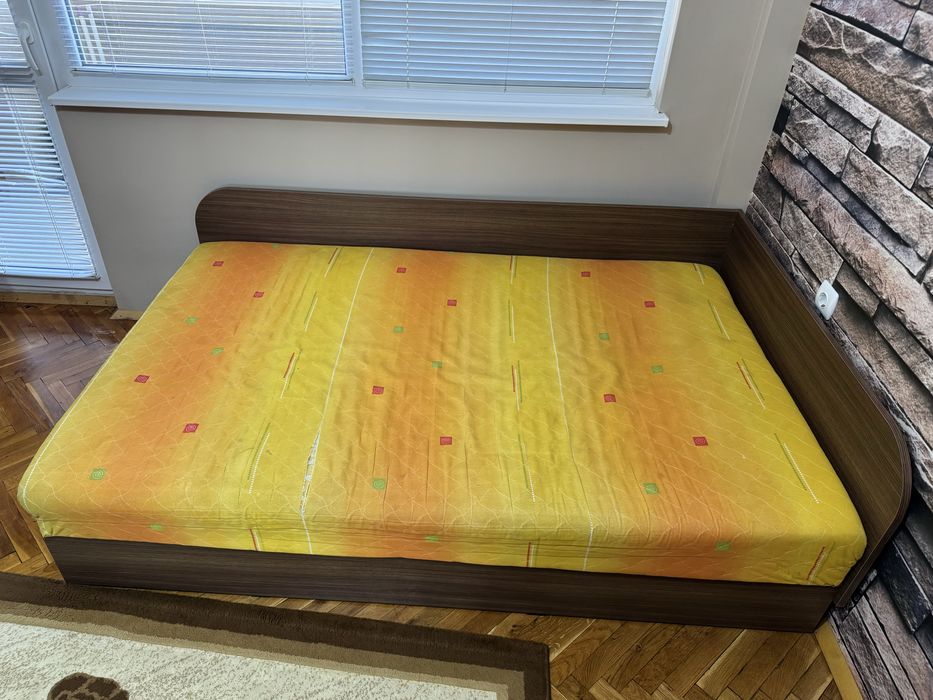 Продавам легло с механизъм  (приста) с размер 120 × 190 см