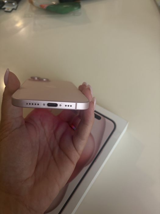 Vand iphone 15 roz impecabil