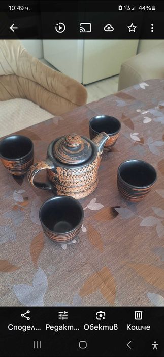 Продавам  комплект  керамичен чайник  с цедка и 4 чаши