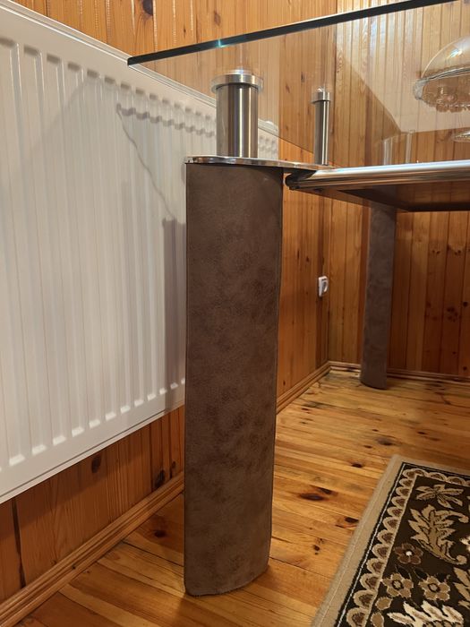 Стъклена маса с кожени крака