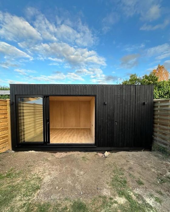 Confainer modular imbracat in lambriu de lemn negru