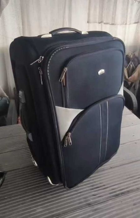чемодан темно-синий хороший и крепкий