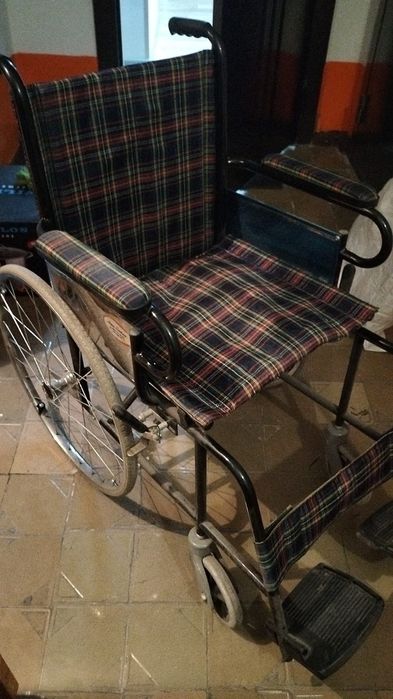 Продам б/у инвалидную коляску