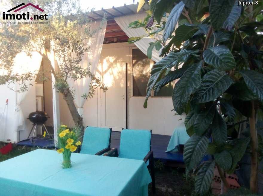 Дава под наем  озаведено бунгало до брега в Карияни-2500 евро/годишно.