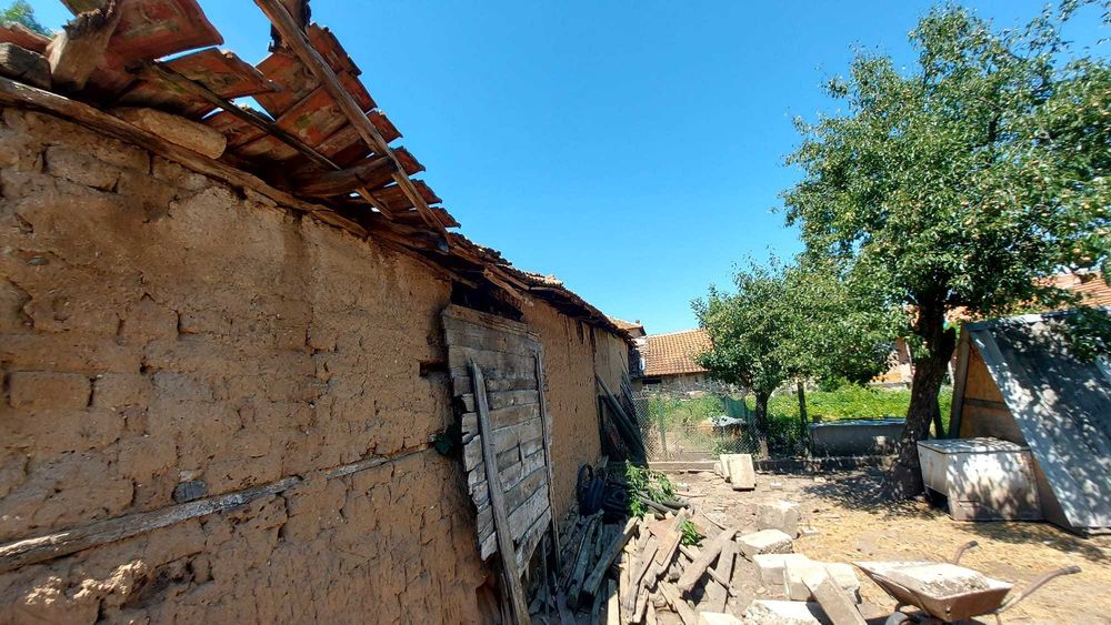 Стара къща с парцел разположена в с. Славяново, област Хасково