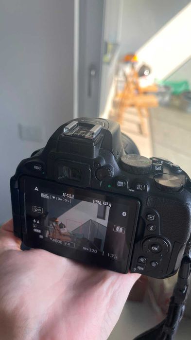 Nikon D5600 + Nikon 35mm f/1.8G + card 128GB, doar 9875 cadre