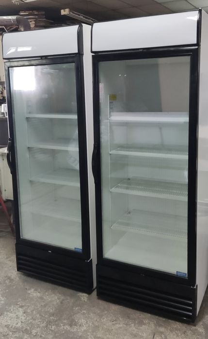 Вертикална хладилна витрина