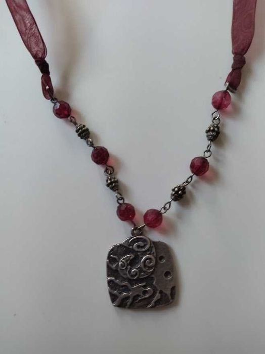 Ръчно изработено колие, цвят бордо