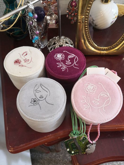 бижутерки кадифе, порцелан, сребро