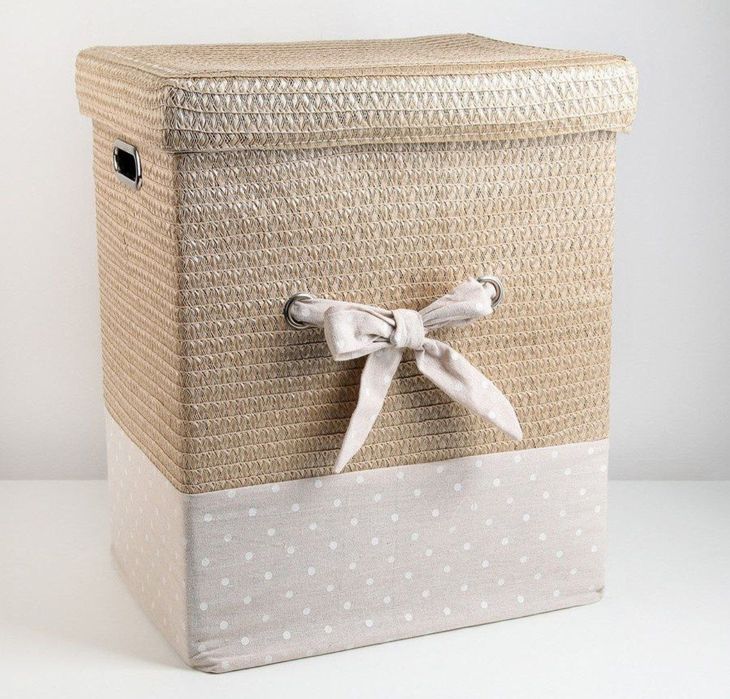 Плетеная корзина для белья по внешнему виду похожа на ротанговую.