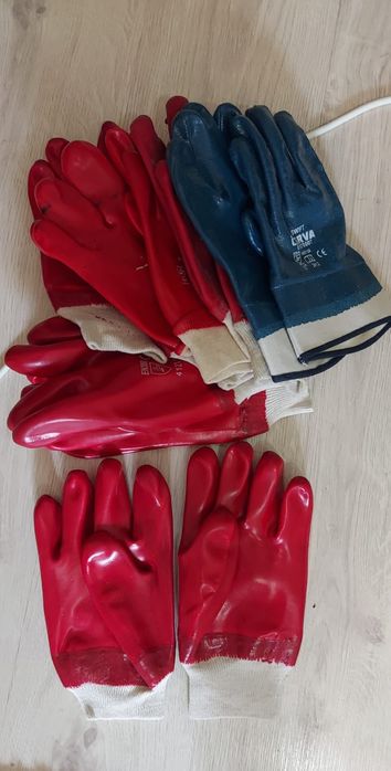 Перчатки рабочие разные.