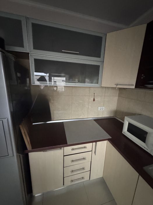 Vand mobila de bucatarie cu electrocasnice incluse