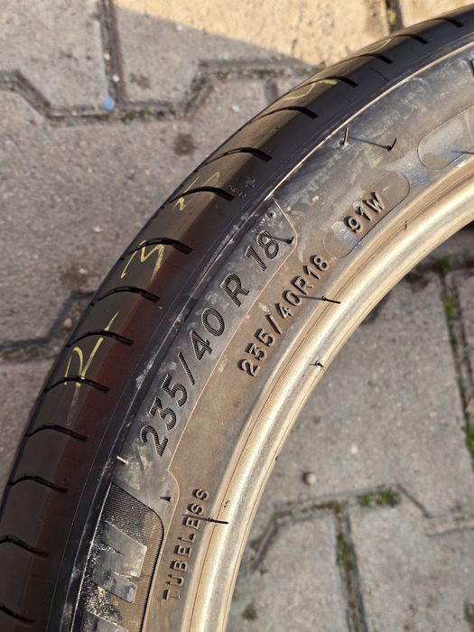 235 40 18 Michelin