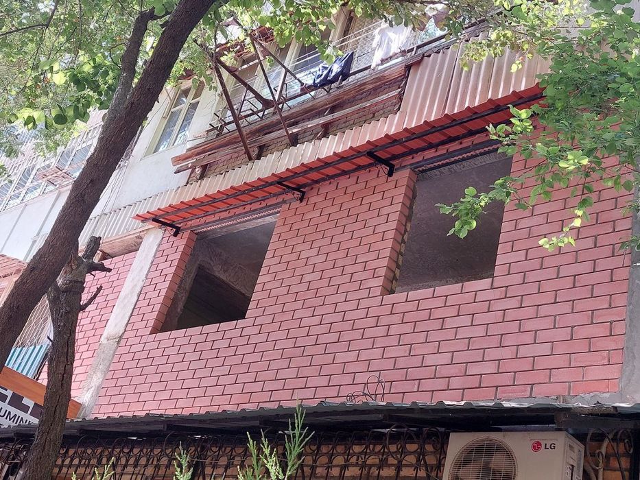Установка  козырьков  над  окнами .Бельевые ролики  .