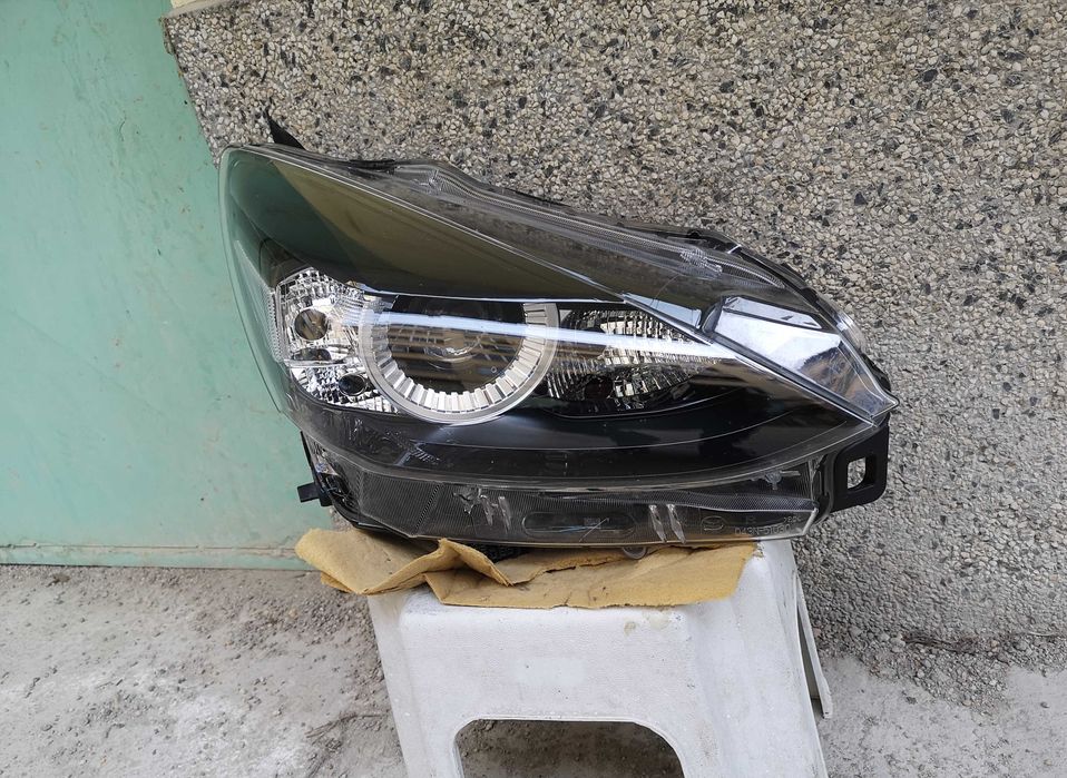 Оригинални  фарове Ляв Десен  Мазда 2  Mazda 2 Led 2020