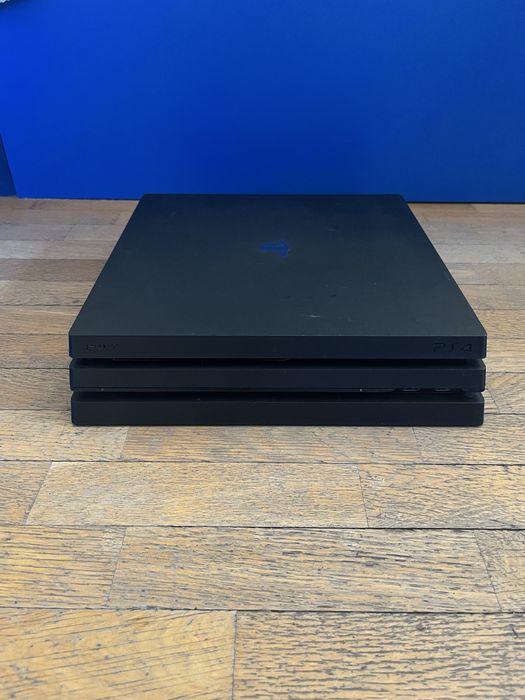 PS4 pro + два контролера