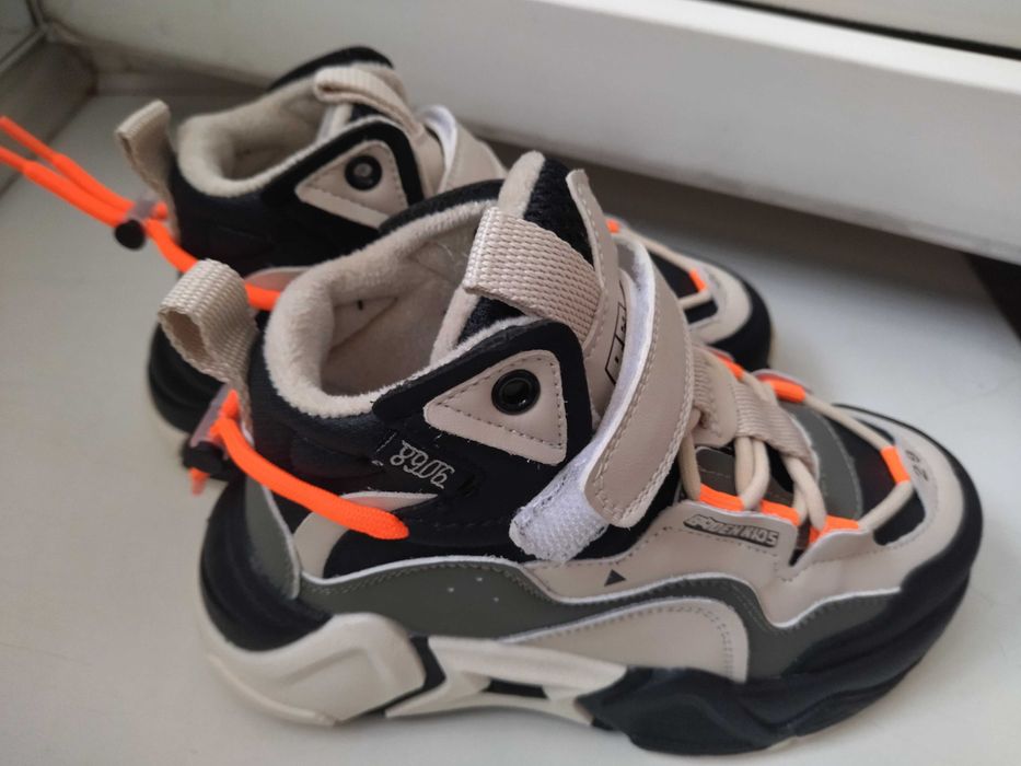 Кроссовки деми новые