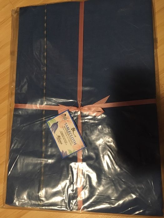 Fata de masa albastra cu servetele, brodata