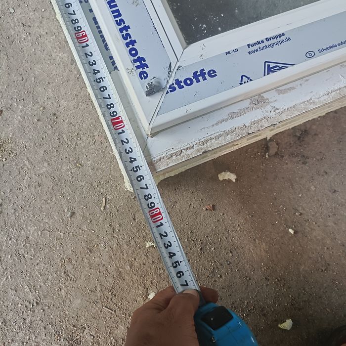 Продам пластиковую дверь с окном