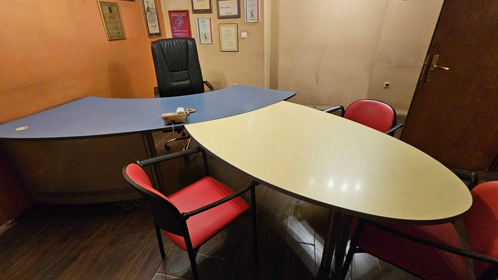 Бюро и заседателна маса