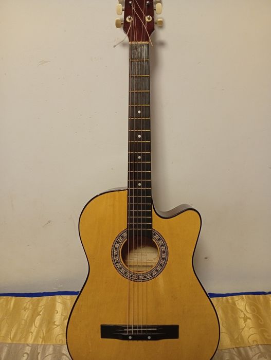 Продам гитару H.I.H