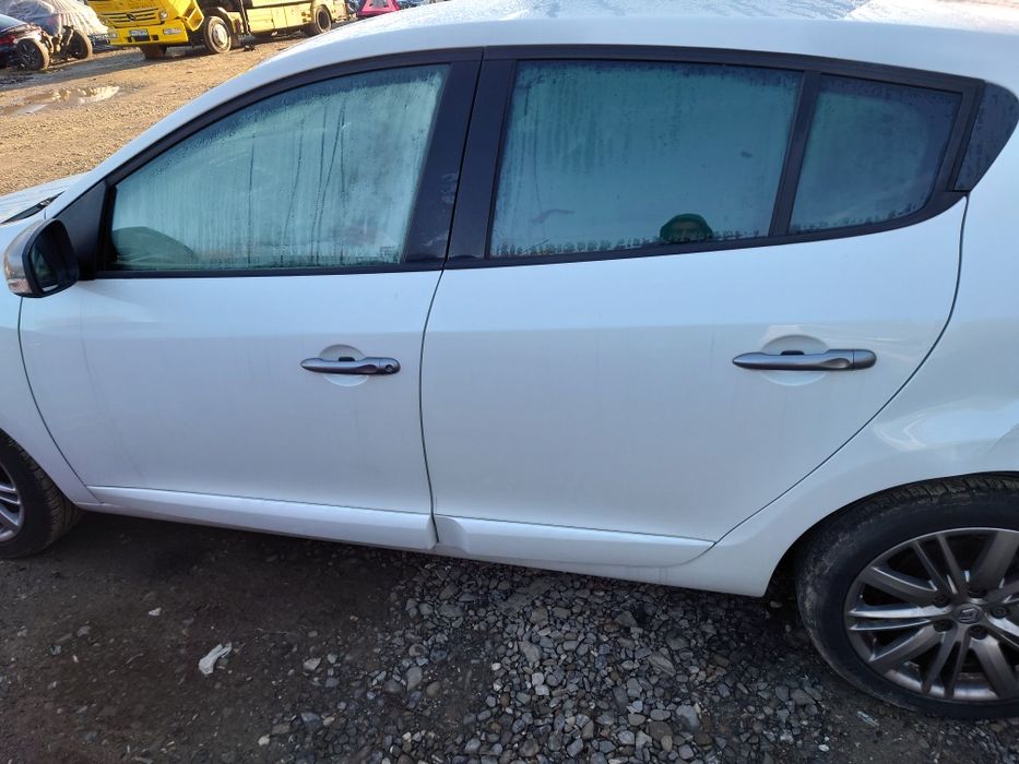 Ușa / portiera stânga față / spate Renault Megane 3 hatchback