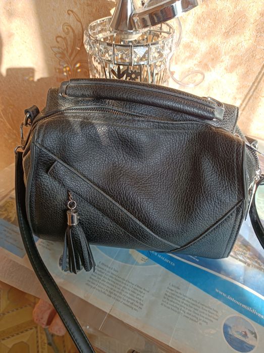 Сумка дамская черного цвета.