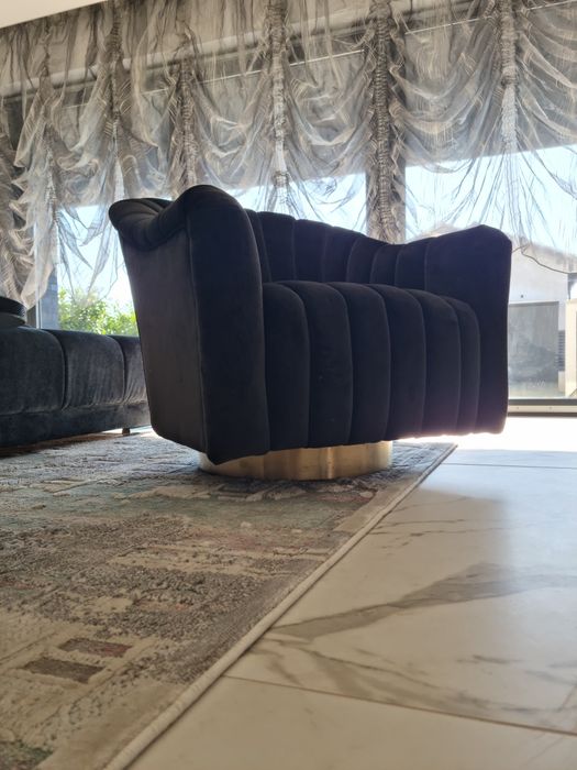 Vând fotoliu rotativ negru din catifea