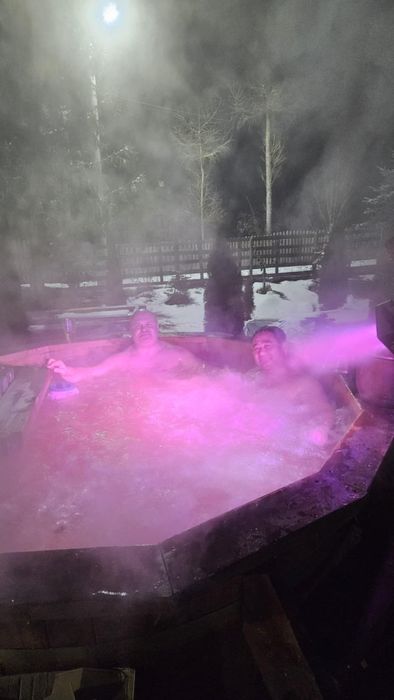 Дървено джакузи осигуряваше домашен уют и релакс в градината.