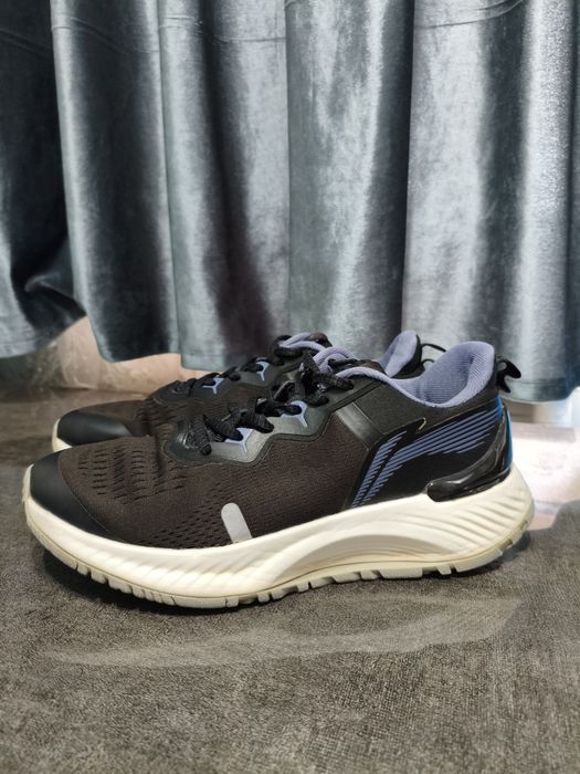 Продам оригинальные кроссовки Lining Shadow Essential