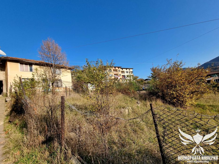 Продавам двуетажна къща с 140РЗП с двор 335кв.м. с денивелация в град Смолян,квартал Райково