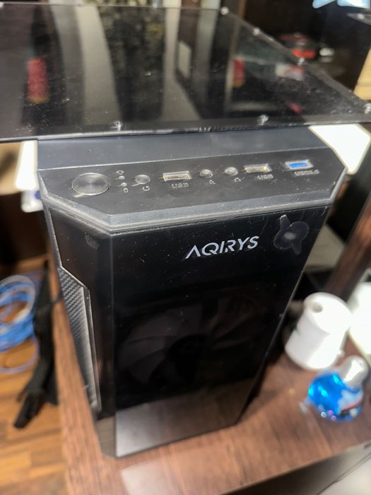 AQIRYS mid-tower cu panou frontal din sticlă/acrilic și panou lateral transparent  Plus ventilatoare rgb și cabluri speciale