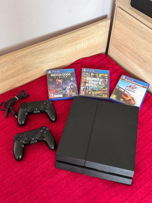PlayStation 4 + 2 Конзоли + 3 игри.