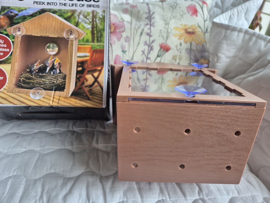 Къщичка за птици с възможност за наблюдение на гнездото