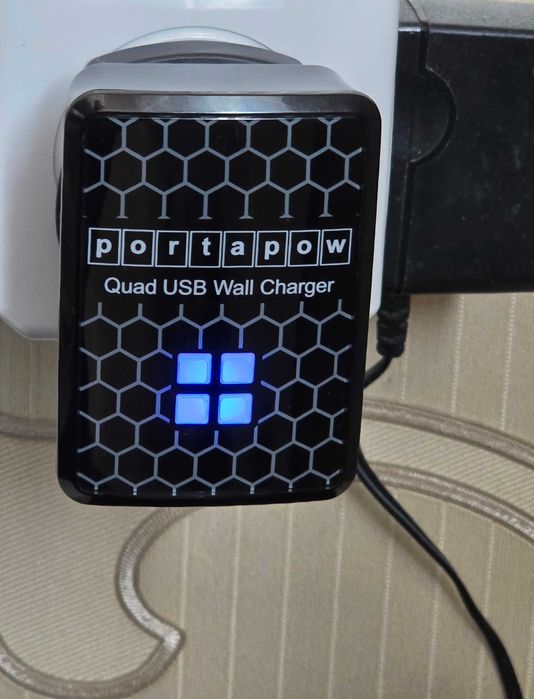Четворно USB зарядно устройство.